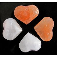 4 Selenit Herzen in 2 Farben, Zusammen 190 G., Poliert 4 Selenit Herzen in 2 Farben, Zusammen 190 G., Poliert von steindepot