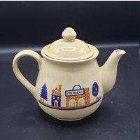 Vintage Steinzeug Teekanne, Mit Gemeinschaftsgebäuden von stephensbasement