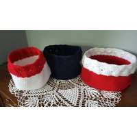 Gehäkelte Körbe in Rot Weiß Und Blau Gestreift von stitchedtoHISglory
