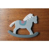 Vintage Primitive Handbemaltes Holz Schaukelpferd Kinderzimmer Dekor Handgemachtes Holzpferd Grau von stonehousechic