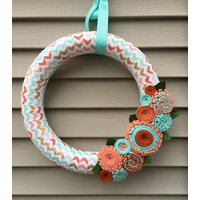 Frühlingskranz - Osterkranz Chevron-Kranz Filzblumenkranz Frühlingsdekor Frühlings-Filzkranz Filzkranz Garnkranz von stringnthings