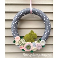 Häschenkranz - Häschendekoration Häschendeko Osterdeko Eikranz Filzblumenkranz Frühlingskranz Häschenkranz - Häschendekoration Häschendeko Osterdeko Eikranz Filzblumenkranz Frühlingskranz von stringnthings