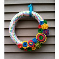 Handgemachter Filzblumenkranz Buntes Chevron-Band, Frühlingsdekor Handgemachter Filzblumenkranz Buntes Chevron-Band, Frühlingsdekor von stringnthings