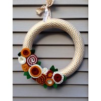 Handgemachter Herbstkranz - Filzblumen 31 cm Durchmesser von stringnthings