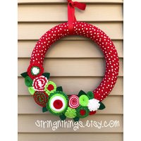 Handgemachter Weihnachtskranz Polka Dot Stoff & Filzblumen 31 cm Durchmesser von stringnthings