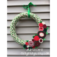 Handgemachter Weihnachtskranz - Stechpalmen-Stoff & Filz-Blumen-Dekor | 31 cm Handgemachter Weihnachtskranz - Stechpalmen-Stoff & Filz-Blumen-Dekor | 31 cm von stringnthings