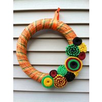 Herbst Kranz - Karo Gemusterte Band Mit Filzblumen Dekoriert. Herbstkranz Erntedankkranz Filz Blumenkranz von stringnthings