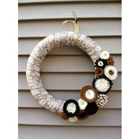 Neujahrskranz in Gold Gewickelt & Creme Band Mit Filzblumen Dekoriert. Feiertagskranz - Weihnachtskranz Bandkranz Neujahrskranz in Gold Gewickelt & Creme Band Mit Filzblumen Dekoriert. Feiertagskranz - Weihnachtskranz Bandkranz von stringnthings