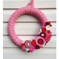 Valentinskranz Handgemachter Hahnentritt-stoff & Filz-Blütenschmuck Valentinskranz Handgemachter Hahnentritt-stoff & Filz-Blütenschmuck von stringnthings