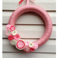 Valentinstagskranz Handgemachte Filzblumen in Lachsrosa & Silber Valentinstagskranz Handgemachte Filzblumen in Lachsrosa & Silber von stringnthings