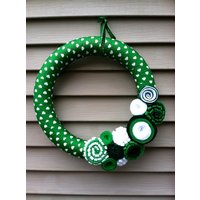 st. Patrick's Day Kranz - Grün-Weißer Kleeblattkranz Mit Filzblumen. Kleeblatt-Kranz Pattys von stringnthings