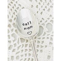Call Mom Handgestempelter Löffel, Geschenk Für Studenten, Your Mother von studiobytheshore
