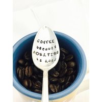 Coffee Because Adulting Is Hard, Kaffeeliebhaber Geschenk, Gestempelter Kaffeelöffel, Kaffeesüchtiger Löffel von studiobytheshore