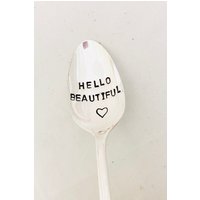 Hello Beautiful Handgestempelter Vintage Bestecklöffel Hello Beautiful Handgestempelter Vintage Bestecklöffel von studiobytheshore
