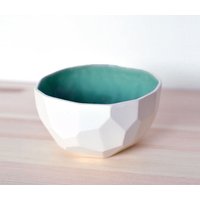 Moderne Designs Kommen Aus Flugzeugen Und Polygonen - Modernes Schüssel Handgefertigt in Porzellan Poligon Emerald Green von studiolorier
