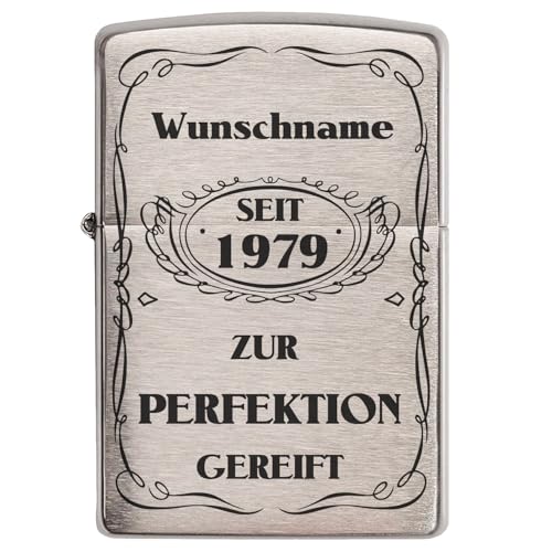 Zippo mit Gravur - Personalisiertes Zippo Benzinfeuerzeug mit Name und Geburtsdatum - Hochwertige, individuelle Spitzen-Lasergravur in Schwarz - Motiv: Zur Perfektion gereift von sunmando