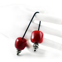 Begleri, Große Rote Tönnchenperlen & Silberfarbene Metallperlen von sunnybeadsbythesea