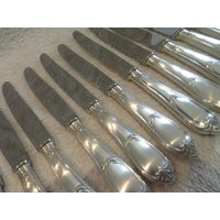 12 Tisch Messer Silber Metall Stil Louis Xv Goldschmied Ercuis Modell Pompadour Französisch Silver-Plated Dinner Knives 12 Tisch Messer Silber Metall Stil Louis Xv Goldschmied Ercuis Modell Pompadour Französisch Silver-Plated Dinner Knives von superstarliner