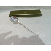 Ragout-Löffel Silber Stil Goldschmied Christofle Modell Orly Sabattini Französisch Silver-Plated Serving Spoon Ragout-Löffel Silber Stil Goldschmied Christofle Modell Orly Sabattini Französisch Silver-Plated Serving Spoon von superstarliner
