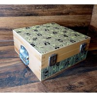 Rustikale Holzbox Mit Pandabären, Kiste Aus Holz, Kästchen Kleine Truhe, Spielzeugbox, Vintage, Retro Geschenk Rustikale Holzbox Mit Pandabären, Kiste Aus Holz, Kästchen Kleine Truhe, Spielzeugbox, Vintage, Retro Geschenk von susewerkerei