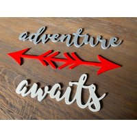 Abenteuer Wartet Aufs Schild Für Kinderzimmer Wanddeko. Einweihungsparty Geschenk, Bauernhaus Wand Dekor, Benutzerdefiniertes Wort Zeichen Abenteuer Wartet Aufs Schild Für Kinderzimmer Wanddeko. Einweihungsparty Geschenk, Bauernhaus Wand Dekor, Benutzerdefiniertes Wort Zeichen von svetulka