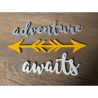 Adventure Awaits Kinderzimmer Wanddekoration Holzschild Pfeil Zeichen Für Wanddeko. Abenteuer Adventure Awaits Kinderzimmer Wanddekoration Holzschild Pfeil Zeichen Für Wanddeko. Abenteuer von svetulka