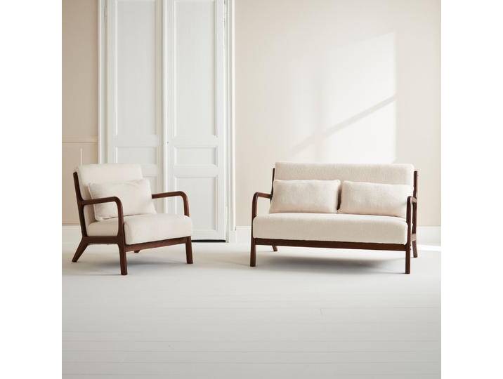 2-Sitzer-Sitzbank + Sessel aus Hevea-Holz mit Bouclé-Bezug, nussbaumfarben Kunstlammfell Weiß - sweeek von sweeek