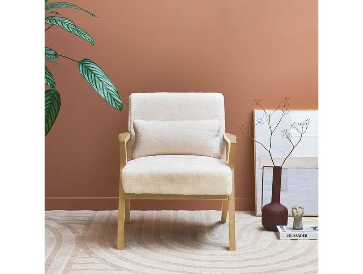 Skandinavischer Sessel aus Hevea-Holz und Bezug mit Kunstpelz-Look Weiß - sweeek von sweeek