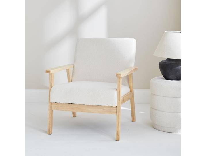 Skandinavischer Sessel in Bouclé und Hevea-Holz Kunstlammfell Weiß - sweeek von sweeek