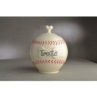 Personalisiertes Baseball-Hunde-Leckerliglas Urnen-Keramik-Haustiergefäß Auf Bestellung Von Symmetrical Pottery von symmetricalpottery