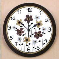 Braune Und Cremefarbene Wanduhr Mit Blumenmalerei von tammnoony