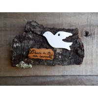 Frieden Gandhi Zitat - Porzellan Weiße Taube Auf Einer Natürlichen Eiche Rinde Von Tanja Sova von tanjasova