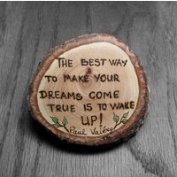 Motivierende Zitat - Der Beste Weg, Um Ihre Träume Wahr Werden Ist Aufwachen Natürliche Rustikale Holz Ornament Briefbeschwerer Von Tanja Sova von tanjasova