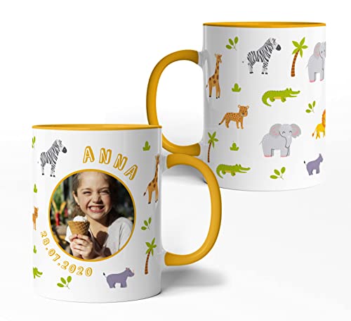 personalisierte Kinder-Tasse Safari Tiere Motiv - mit Namen, Datum und Foto - Fototasse Kindergarten Schule Geburtstag (Gelb) von tassenprinter