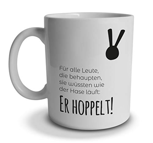 tassenprinter Spruch-Tasse: Für alle die Meinen sie wissen wie der Hase läuft er hoppelt – weiß schwarz – Geschenk-Idee/Mug/Cup/Kaffee/Tee von tassenprinter