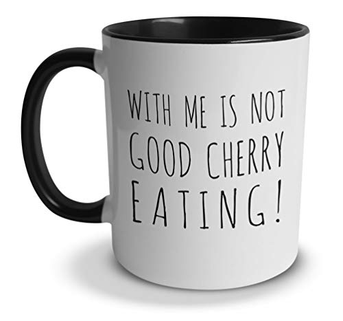 tassenprinter Spruch-Tasse: with me is not Good Cherry Eating – Denglisch – weiß mit schwarz Innen & Henkel – Geschenk-Idee/Mug/Cup/Kaffee/Tee von tassenprinter