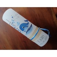 Taufkerze Wal Fisch Jungen Kreuz Blau Wasser Mädchen Farbwünsche Möglich Kommunionkerze Kommunionskerze Wachsverzierungen Wachsbeschriftung von taufkerzenwaltrop