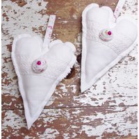 Große Primitive Hängende Valentinstagsverzierungen, Valentinstags-Türhänger, Weiße Herzverzierung Aus Baumwolle, Korbkissen Große Primitive Hängende Valentinstagsverzierungen, Valentinstags-Türhänger, Weiße Herzverzierung Aus Baumwolle, Korbkissen von tertsdesign