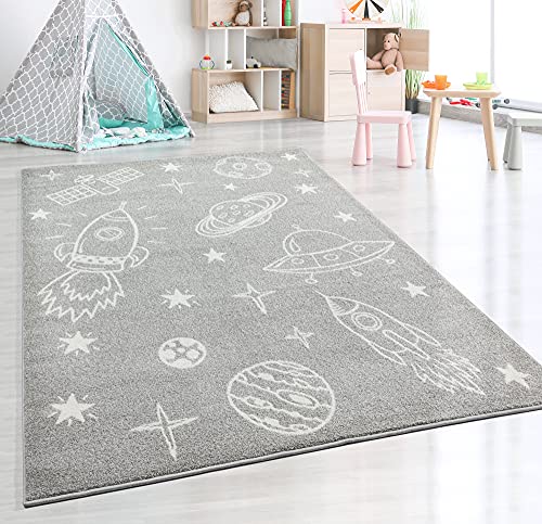 the carpet Beat Kids Moderner Weicher Kinderteppich, Weicher Flor, Pflegeleicht, Farbecht, Weltraum, Astronauten Muster Grau, 120 x 170 cm von the carpet