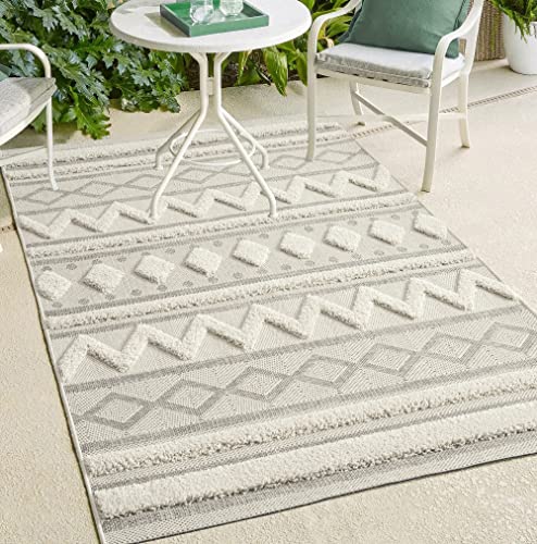 the carpet Karel In & Outdoor Teppich wetterfest - hochwertiger Balkon Teppich Creme - Boho Teppich mit geometrischem Muster 140 x 200 cm aus Polypropylen von the carpet