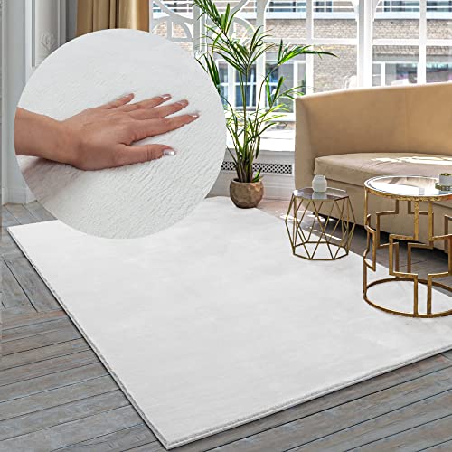 the carpet Premium Moderner Hochflor Langflor Wohnzimmer Teppich, Super Soft, Kunstfell, Flauschig, Felloptik, Creme, 80 x 150 cm von the carpet