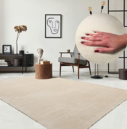 the carpet Relax Moderner Flauschiger Kurzflor Teppich, Anti-Rutsch Unterseite, Waschbar bis 30 Grad, Super Soft, Felloptik, Beige, 80 x 150 cm von the carpet