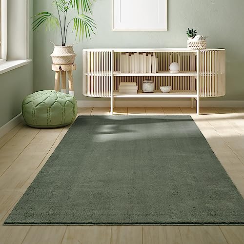 the carpet Relax Moderner Flauschiger Kurzflor Teppich, Anti-Rutsch Unterseite, Waschbar bis 30 Grad, Super Soft, Felloptik, Dunkelgrün, 80 x 150 cm von the carpet