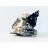 Naturstein Buchstütze Raw Black + Pink Quartz von theCleverHome