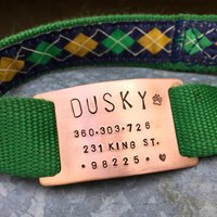 Benutzerdefinierte Halsband Id Schlitten Hundemarke - Quiet Pet Tag Auf Hand Gestempelt Hundegeschirr 2, 5 cm Halsbandmarke, Large in Messing Benutzerdefinierte Halsband Id Schlitten Hundemarke - Quiet Pet Tag Auf Hand Gestempelt Hundegeschirr 2, 5 cm Halsbandmarke, Large in Messing von theCopperPoppy