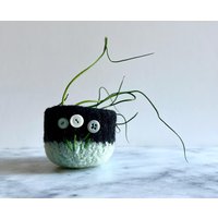 Anthrazit-Hellblaue Wollgefilzte Schale Mit Knopfblumen - Handarbeit Der Felterie Anthrazit-Hellblaue Wollgefilzte Schale Mit Knopfblumen - Handarbeit Der Felterie von theFelterie