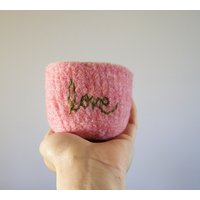 Filzschale - Luftpflanzenbehälter Rosa Gefilzte Schale Mit Gestickter Liebe in Moosgrün Geschenke Für Gärtner, Jahrestagsgeschenk von theFelterie