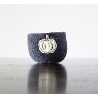 From The Kürbisfeld - Grau Gefilzte Wollschüssel Mit Geist-Kürbis Aus Öko Filz Ringschale, Schälchen, Küche, Konfektschale, Schälchen From The Kürbisfeld - Grau Gefilzte Wollschüssel Mit Geist-Kürbis Aus Öko Filz Ringschale, Schälchen, Küche, Konfektschale, Schälchen von theFelterie