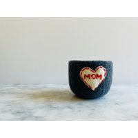 Gefilzte Ringschale Aus Grauer Wolle Mit Weissem Herz Und Stickerei "Mom" in Rot Gefilzte Ringschale Aus Grauer Wolle Mit Weissem Herz Und Stickerei "Mom" in Rot von theFelterie