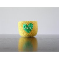 Gefilzte Ringschale Aus Hellgelber Wolle Mit Grünem Herz Und Stickerei von theFelterie